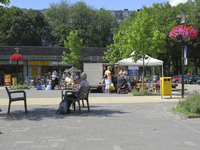 906491 Gezicht op het voorplein van het gerenoveerde winkelcentrum Overkapel (Euterpedreef) te Utrecht.